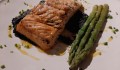 Lombo de salmão mal passado com puré negro delicioso e  espargos